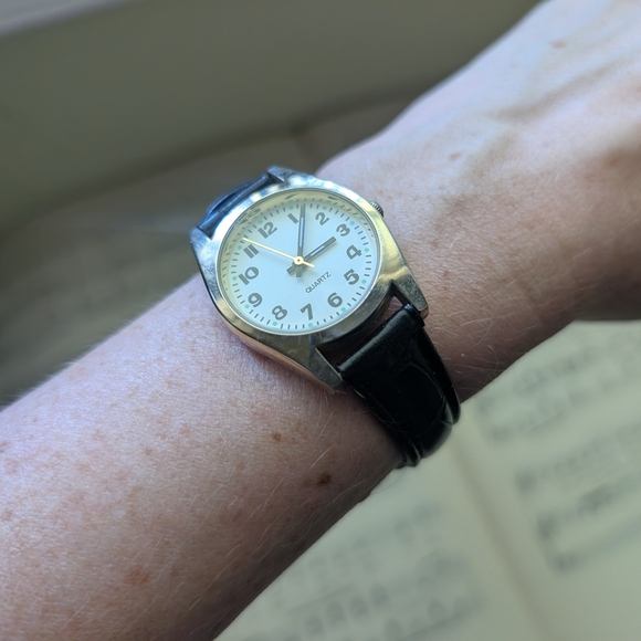 Classic Black and Gold Quartz Watch - Picture 7 of 9